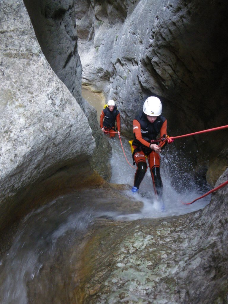 deux personnes grimpent vertigo verdon canyon Balène