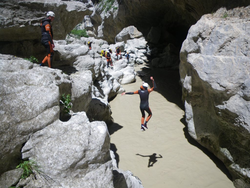 Canyon Estellie personne saute dans l'eau