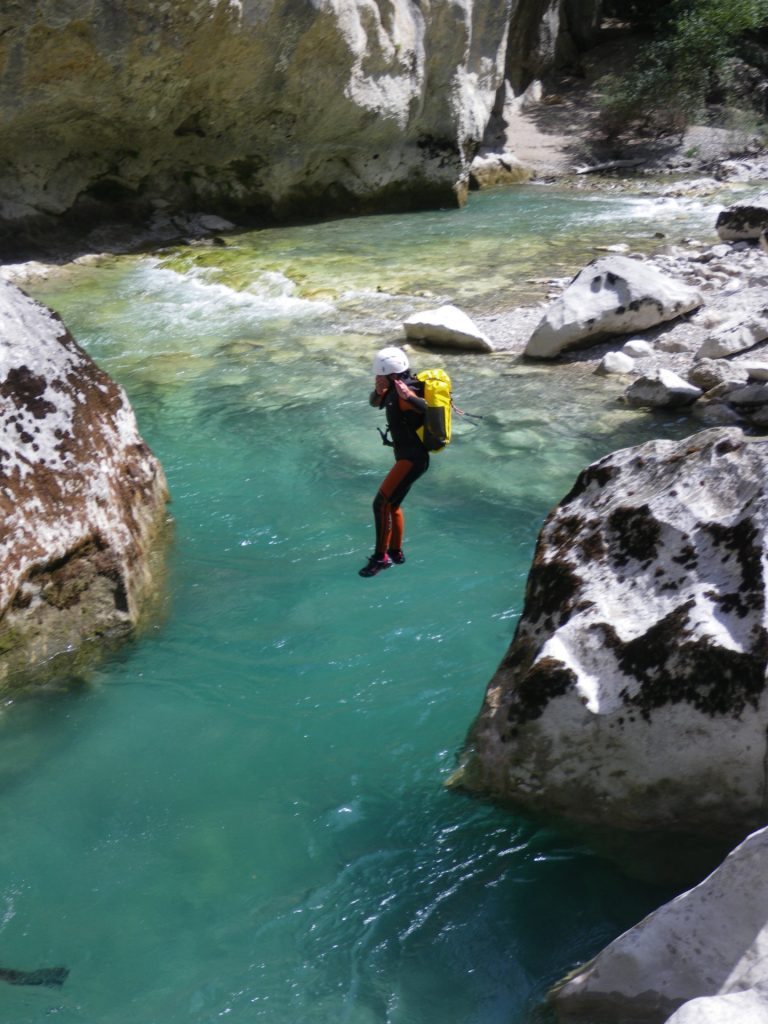 Canyon Ferne personne saute dans l'eau depuis hauteur