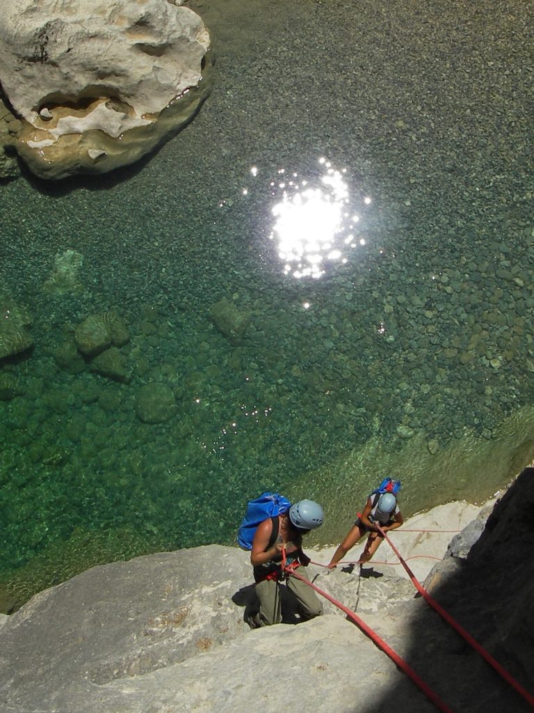 Canyon Ferne deux personnes grimpent ou descendent