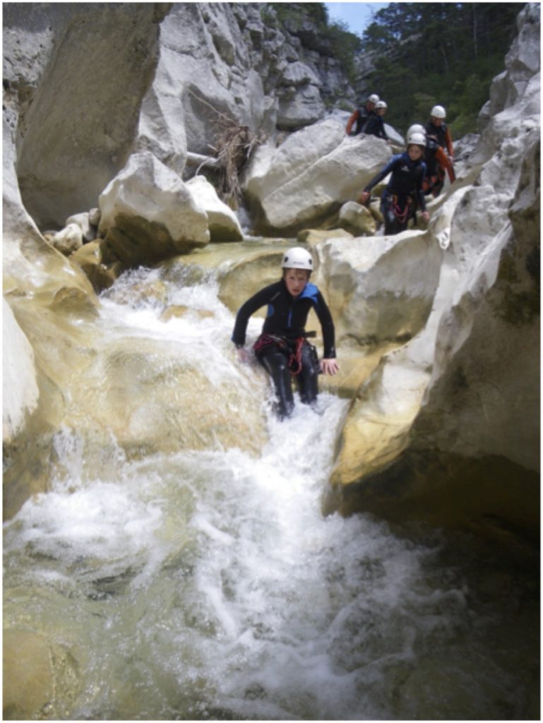 canyoning Jabron vertigo verdon personne descend cours d'eau