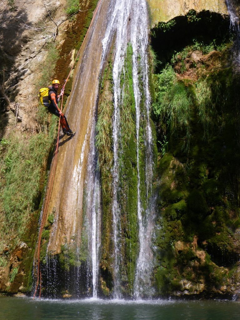 riou de la Bollène personne en rappel sur une paroi