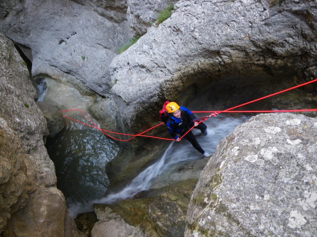 riou de la Bollène personne grimpe avec cordage