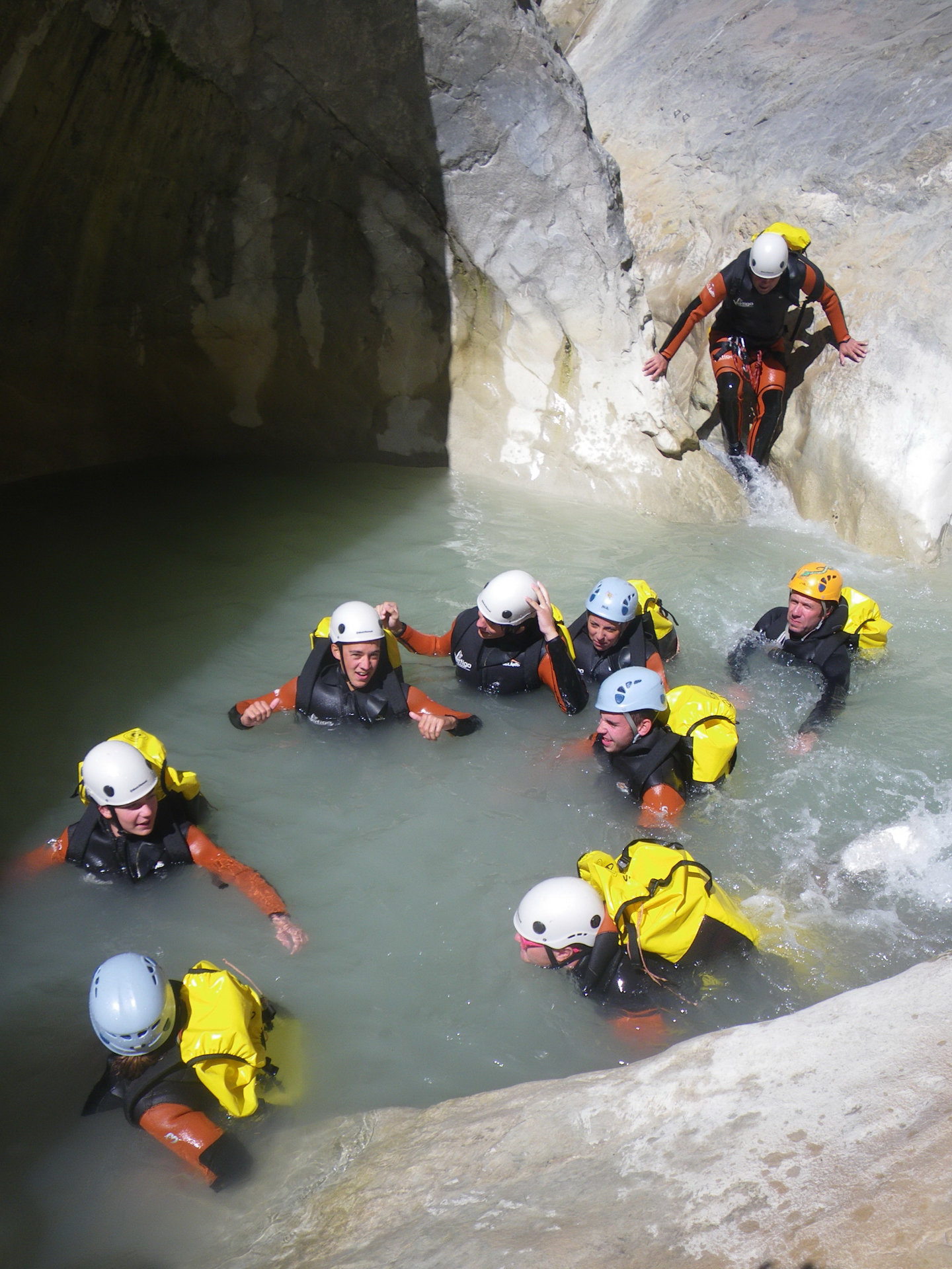 Clue du Riolan canyoning groupe de personne dans l'eau